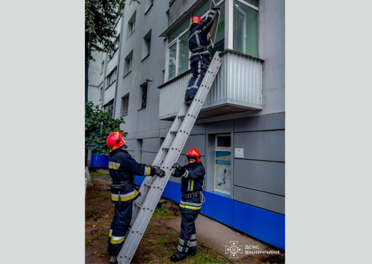 У Вінниці рятувальники потрапили до квартири через балкон, щоб допомогти літній жінці