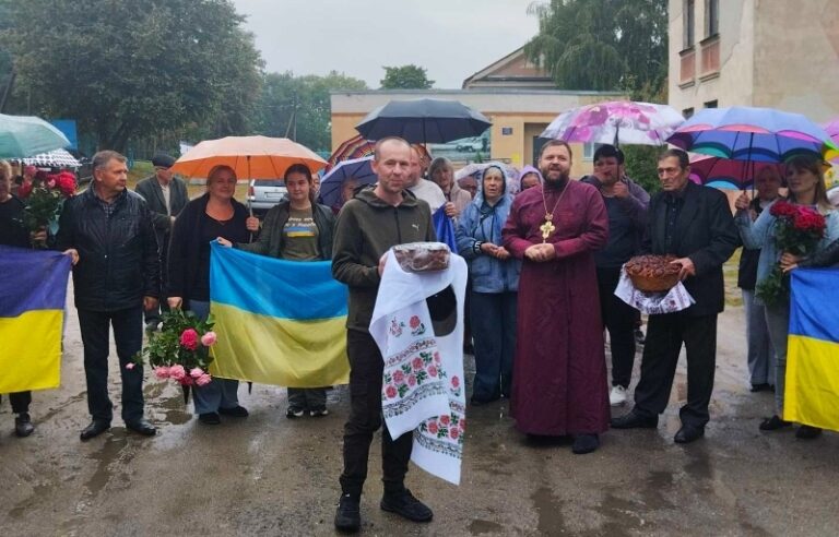 В Ободівці зустріли з полону Захисника Олександра Безверхнього (ФОТО)