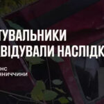 Автомобіль злетів у кювет на Гайсинщині: пасажирку визволили з авто рятувальники