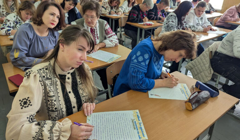 Як у Вінниці директори шкіл писали Радіодиктант національної єдності (ФОТО)