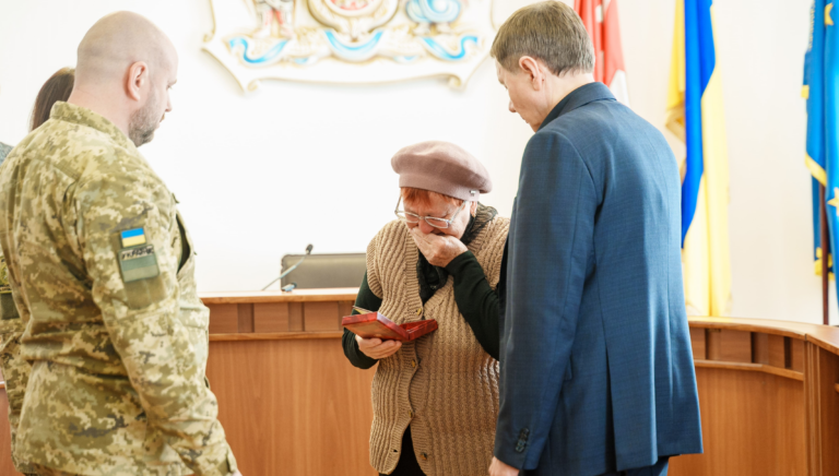 Мати загиблого Захисника отримала посмертну нагороду сина у Вінниці