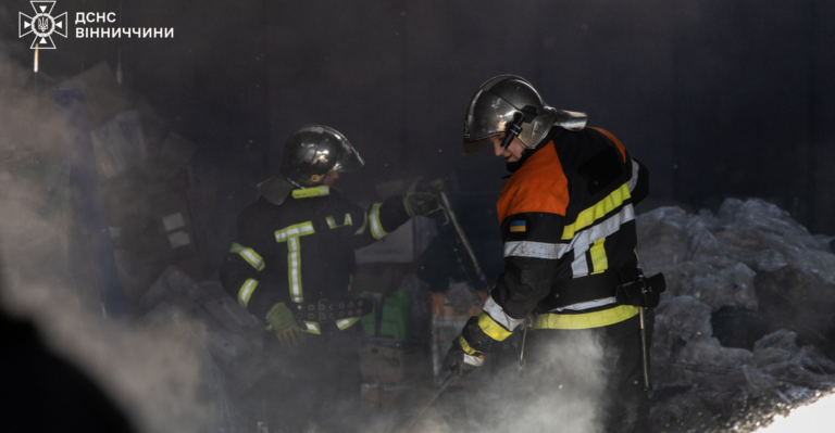 Вогонь через недбалість: у Вінниці ледь не згорів склад (ФОТО)