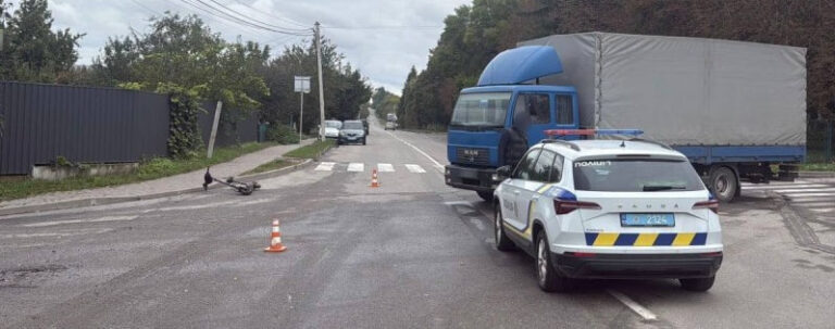 У Хмільнику 70-річний чоловік на електросамокаті потрапив під колеса вантажівки