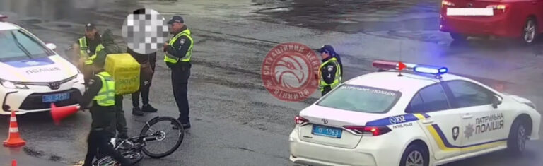 Зіткнення Toyota та велосипеда у Вінниці зафіксували відеоспостереження (ВІДЕО)