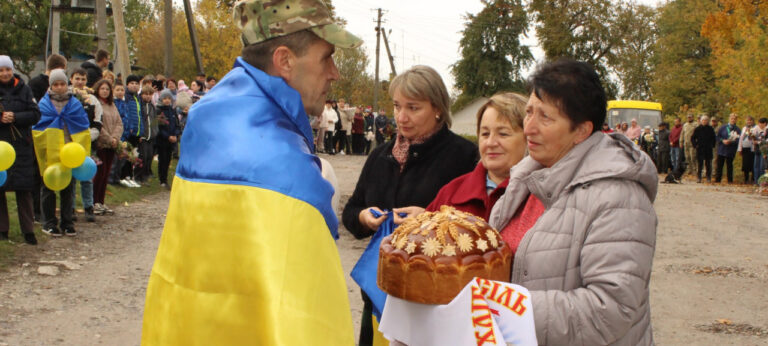 У селі на Вінниччині зустріли звільненого з ворожого полону Андрія Василюка (ФОТО)
