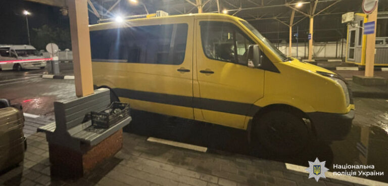 На кордоні з Молдовою затримали водія, який перевозив таємного пасажира