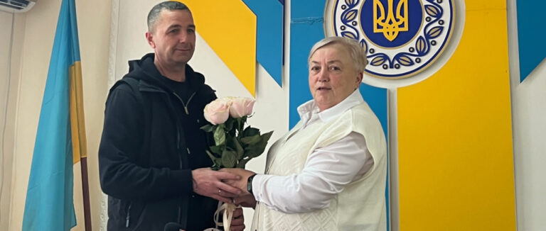 Хліб-сіль та сльози радості: на Вінниччині зустріли воїна, який три роки провів у полоні (ФОТО)