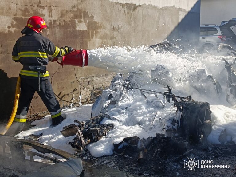 У гаражному кооперативі Вінниці горіло три автомобілі (ФОТО)