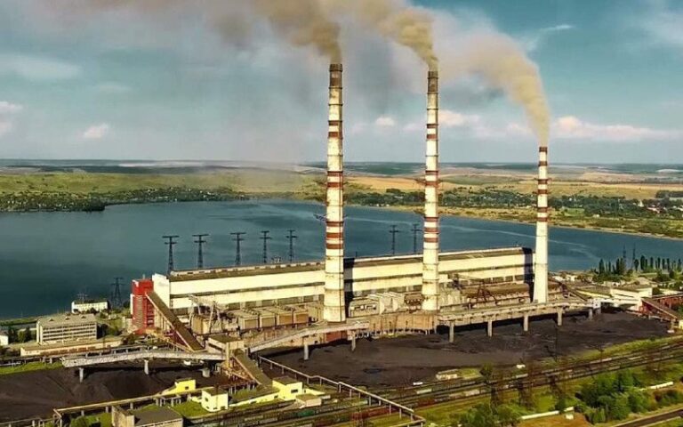 Ладижин постраждав від атаки: у місті ліквідовують наслідки обстрілу