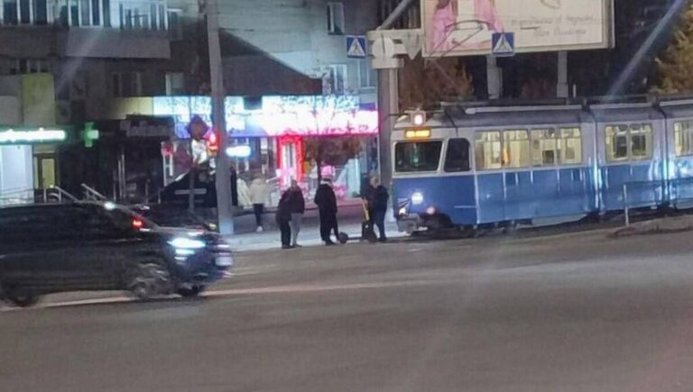 У Вінниці трамвай збив людину на електросамокаті