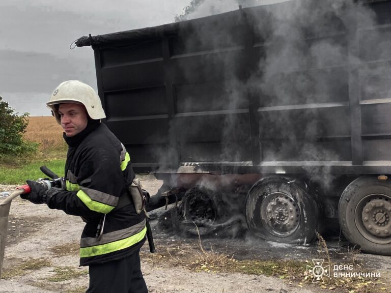 Горіли житлові будинки та вантажівка: що відомо про пожежі на Вінниччині
