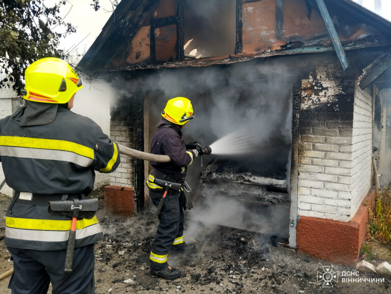 Вогонь знищив гараж і автомобіль: у Тульчинському районі сталася пожежа