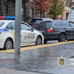 В’їхав у зупинку на Театральній: слідчі поліції працюють на місці ДТП