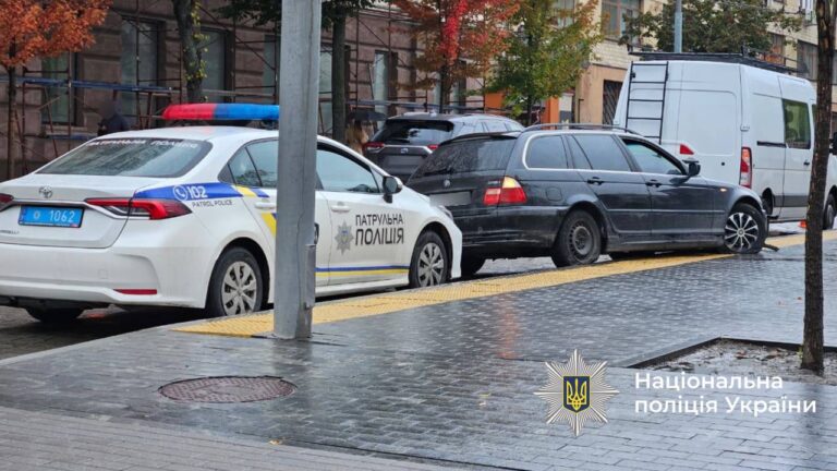 В’їхав у зупинку на Театральній: слідчі поліції працюють на місці ДТП