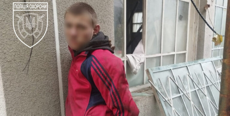 У Козятині хлопець серед білого дня проник до чужого будинку