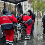 У Вінниці автівка влетіла у зупинку на Театральній (ВІДЕО)