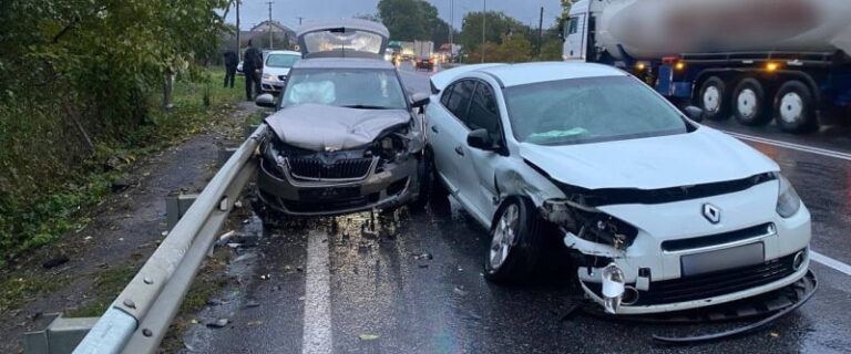 У Вінницькому районі зіткнулися Renault та Skoda: що відомо про ДТП