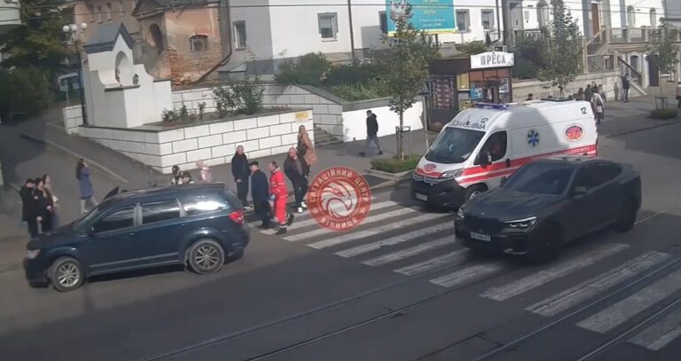 У центрі Вінниці автомобіль збив пішохода