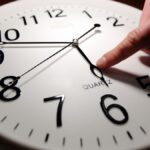 Українці переведуть годинники на годину назад у ніч на 26 жовтня