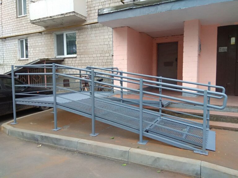 У Вінниці встановили пандус біля ще однієї багатоповерхівки