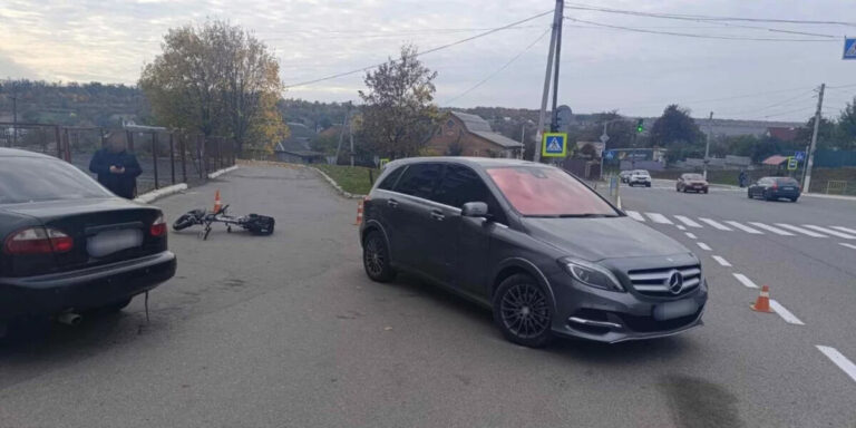 У Гайсині водій електровелосипеда потрапив під колеса легкового авто (оновлено)