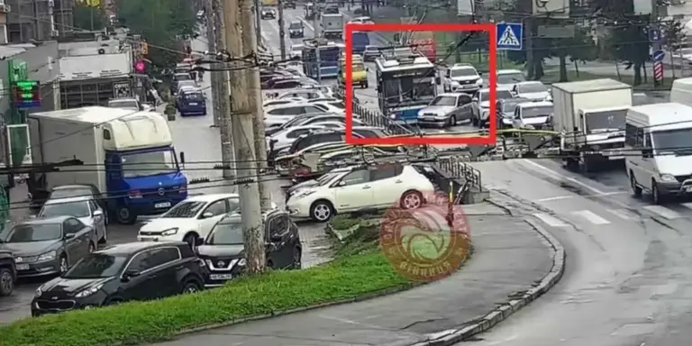У Вінниці легковик зіткнувся з тролейбусом