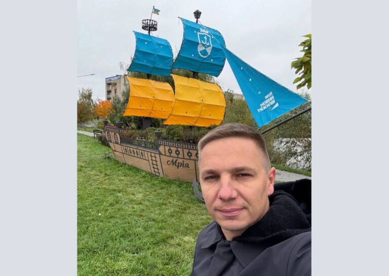 Клумбу-корабель оновили у Вінниці
