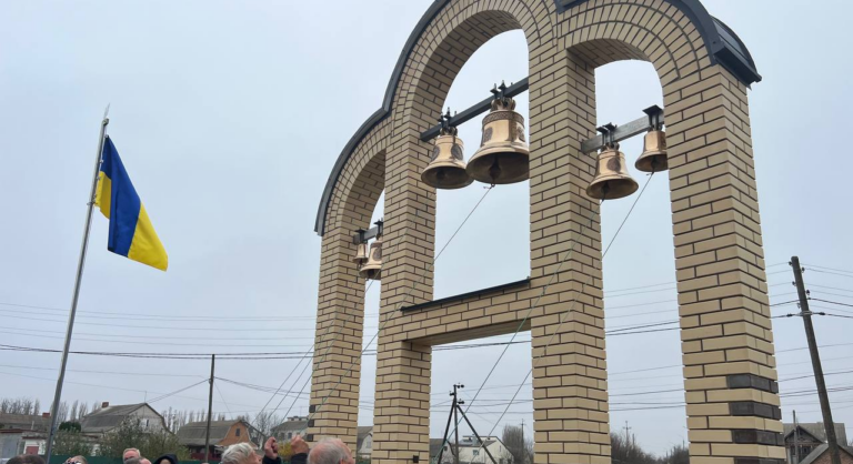 Дзвін пам’яті: у Хмільнику освятили дзвони, подаровані родиною загиблого воїна (ФОТО)