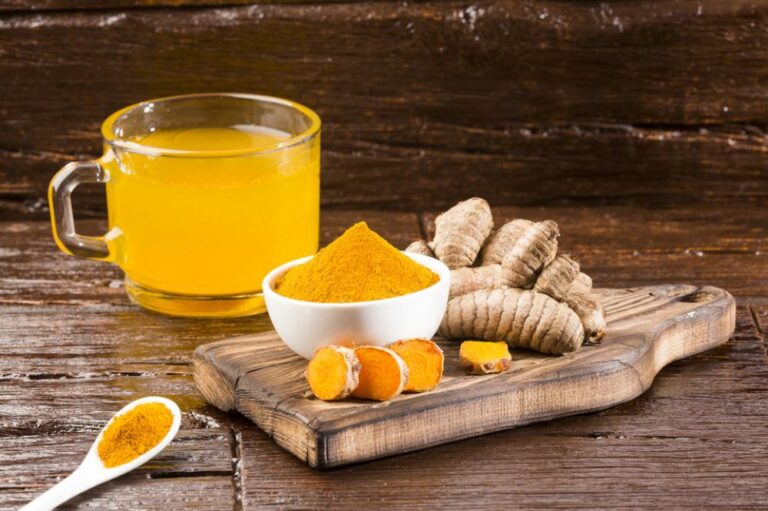 Що буде з організмом, якщо кожного ранку пити теплу воду з куркумою