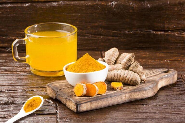 Що буде з організмом, якщо кожного ранку пити теплу воду з куркумою