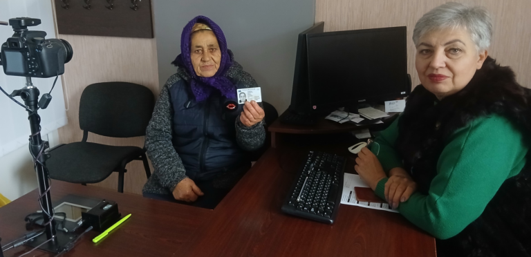 73 роки без паспорта: як бабуся із Козятина отримала свій перший біометричний документ