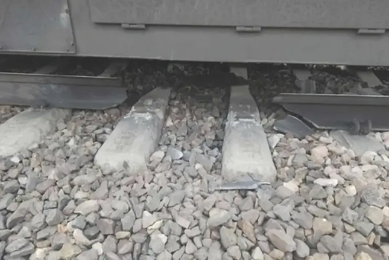У Польщі підірвали залізницю, якою транспортували допомогу Україні (ФОТО)