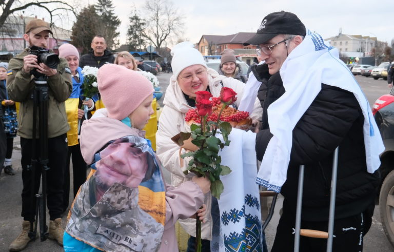 Повернення, на яке чекали серцем: у Липовці з полону зустріли воїна Вадима Шрамка