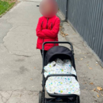 У Стрижавці дівчина викрала дитячий візок з під’їзду будинку