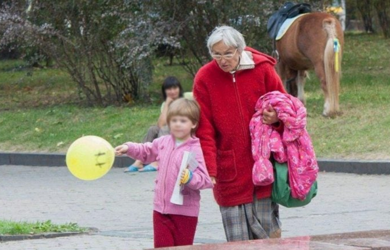 Померла найстарша мати України, яка народила дочку у 65 років