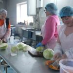Волонтери Солдатської куховарні з Вінниччини готують соління для оборонців