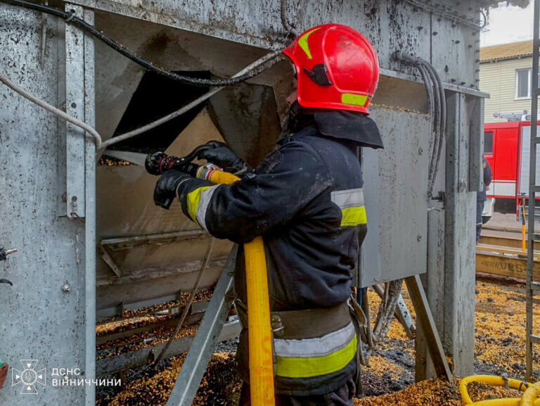 У Вінницькому районі вогонь охопив зерносушарку з десятками тонн зерна