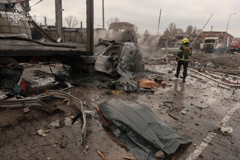 ДСНС рятує людей після нічних ударів РФ