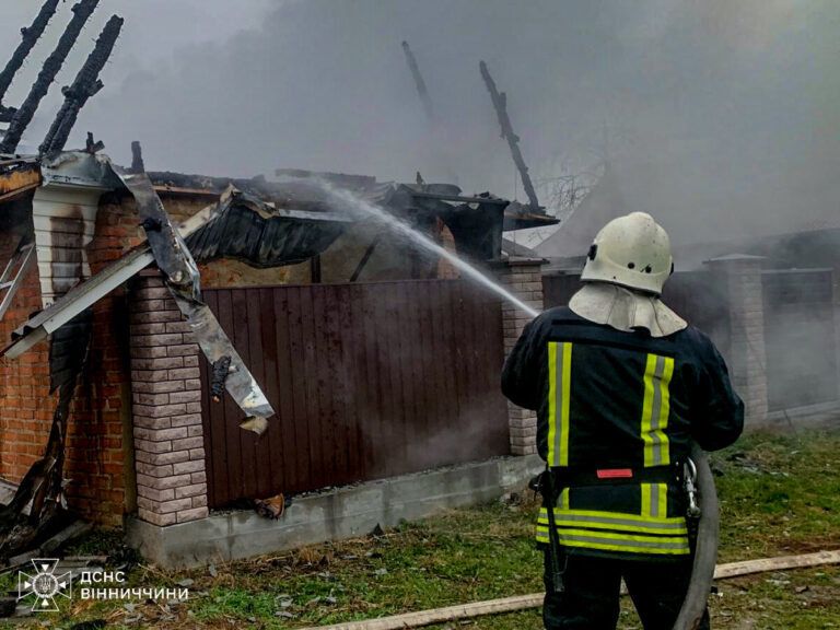 На Немирівщині зранку палала господарська будівля