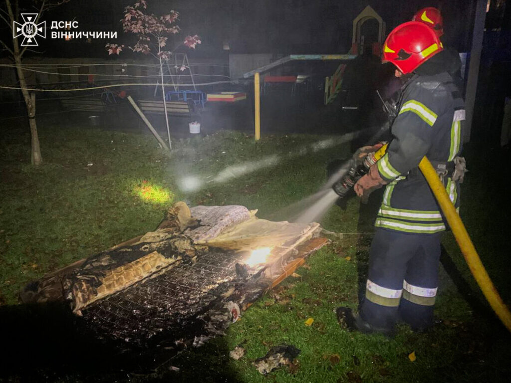 У Вінниці чоловіка витягли з палаючого будинку
