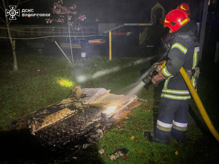 У Вінниці чоловіка витягли з палаючого будинку