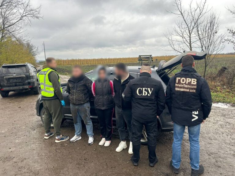 Допомагали чоловікам втікати за кордон: на Вінниччині затримали трьох іноземців