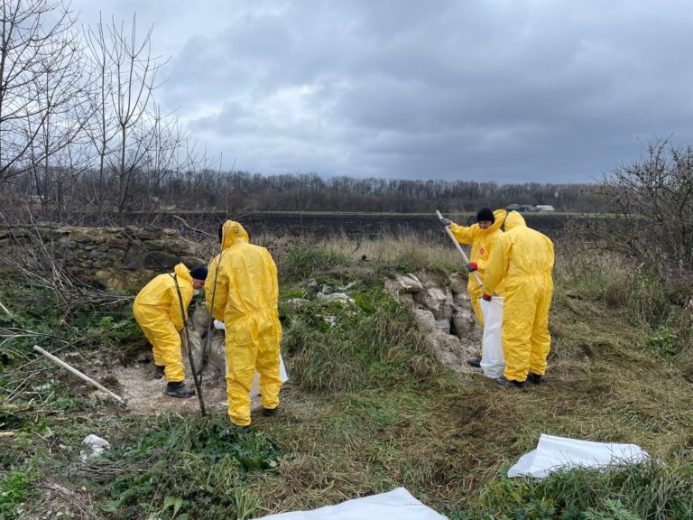 У Козятинській громаді почали вивозити тонни небезпечних пестицидів