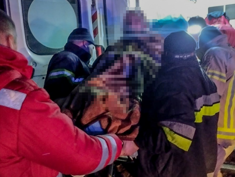 Коли дорога зраджує: на Вінниччині пенсіонерку у спецкріслі несли понад три кілометр
