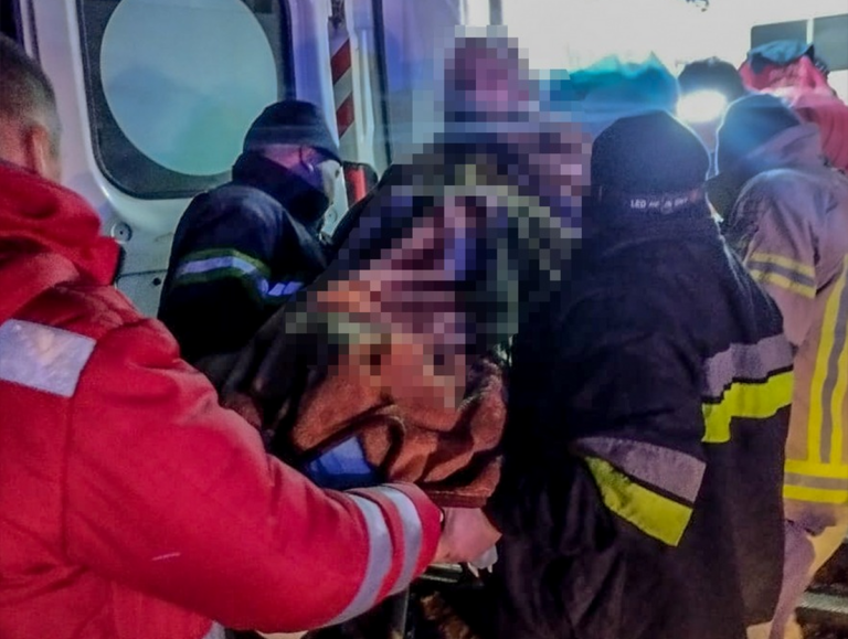 Коли дорога зраджує: на Вінниччині пенсіонерку у спецкріслі несли понад три кілометр