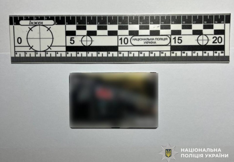 У Ладижині чоловік поцупив понад 20 тисяч гривень із телефона колеги