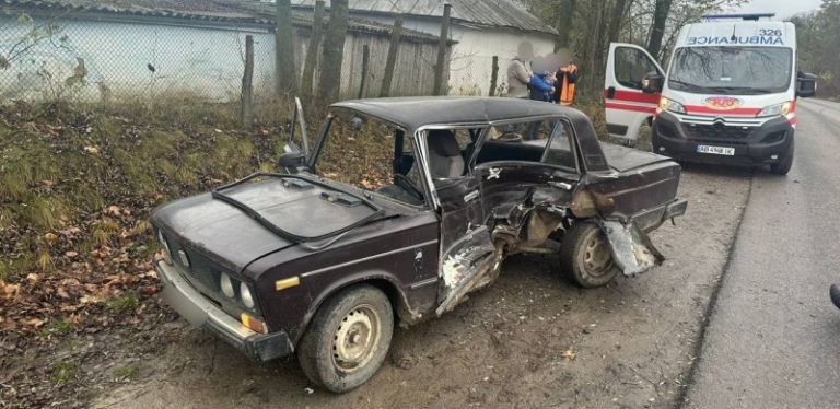 Не розминулись на дорозі: у Васютинцях зіткнулись Toyota і ВАЗ (ФОТО)