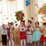Для чого ускладнювати батькам життя? Українська мама поскаржилась на свято осені в дитсадку