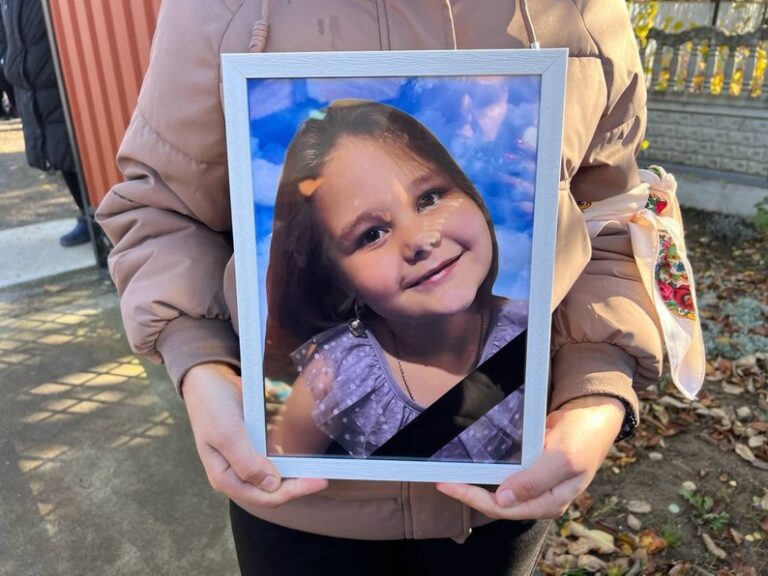 У Тростянці попрощалися із 7-річною Діаною, яка загинула внаслідок російської атаки