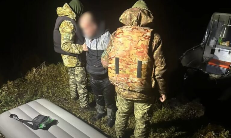 На Вінниччині прикордонники врятували чоловіка, який плив до Молдови на матраці
